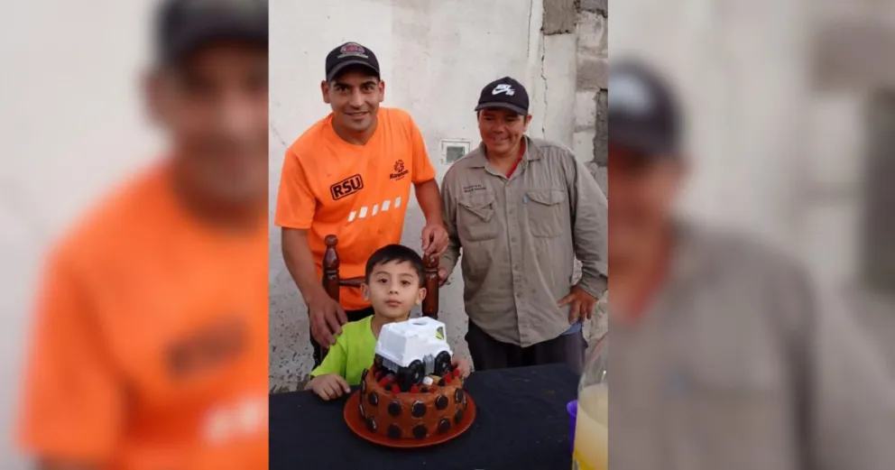 Owen junto a sus ídolos, los trabajadores municipales que pasan todos los días por su casa a recolectar los residuos. 