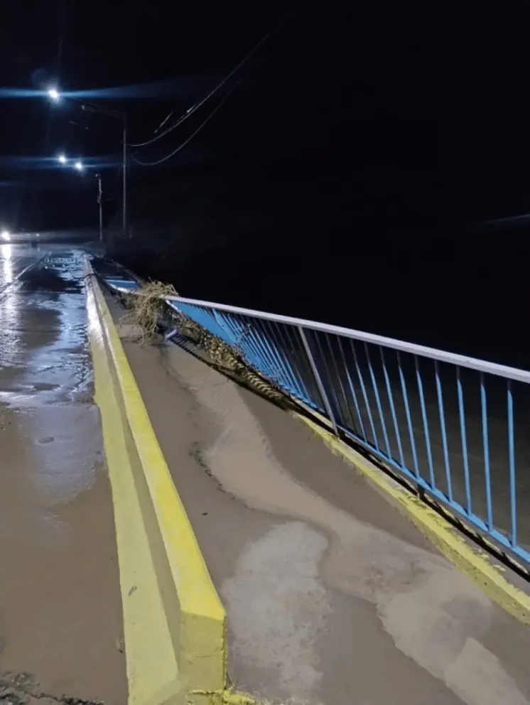 Las barandas del Puente Blanco quedaron dobladas.