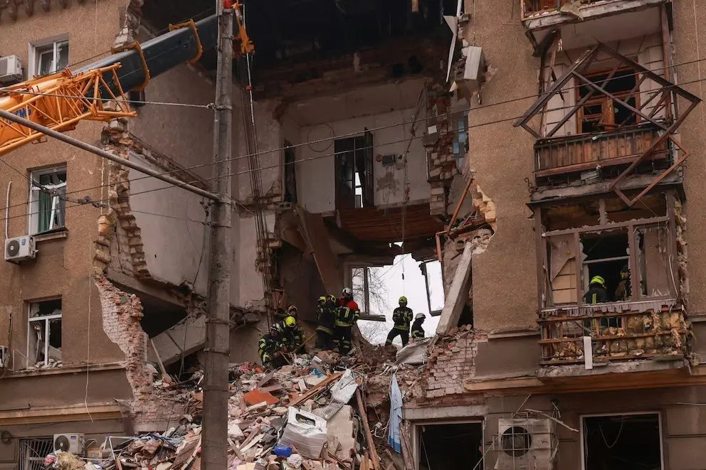 La operación de rescate continúa en Odesa para determinar el paradero de posibles víctimas atrapadas bajo los escombros tras el ataque con drones.