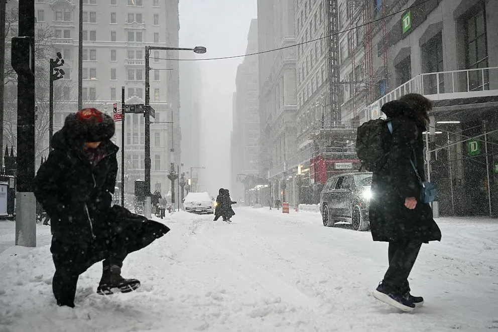 Manhattan, bajo nieve: peatones se desplazan por la ciudad mientras autoridades advierten sobre los peligros del frío extremo.