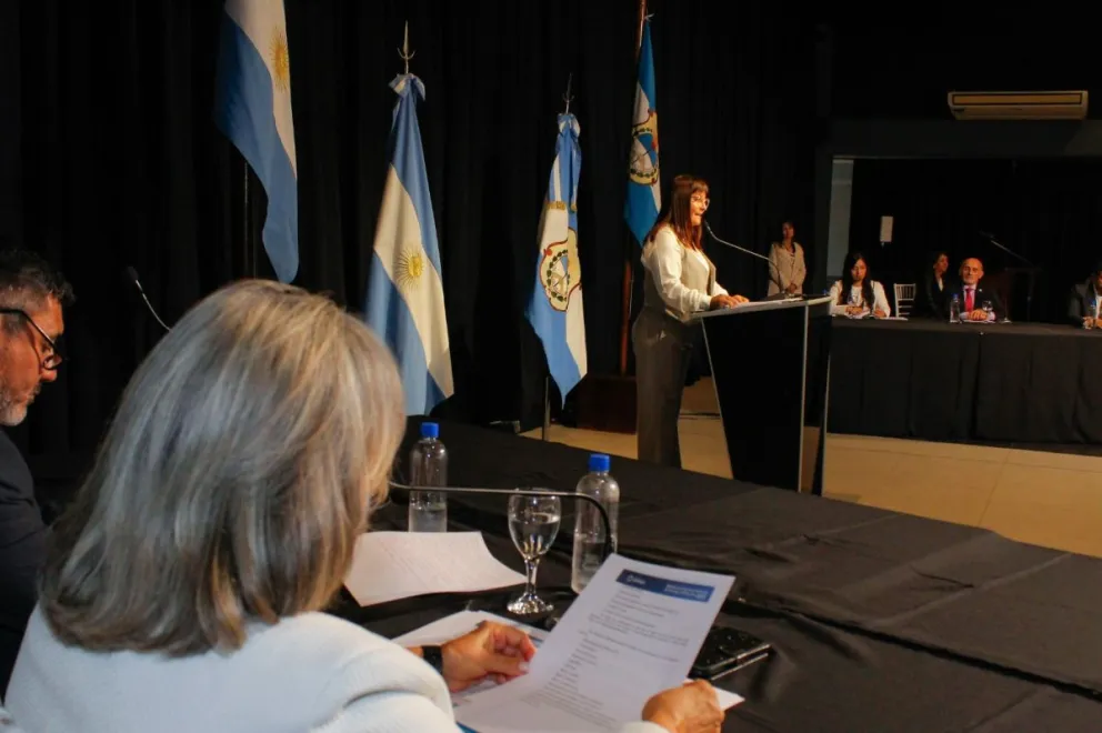Disputa. La intendenta Daniela Rodríguez en su último discurso de apertura de sesiones del Concejo, flanqueada por los ediles. La mayoría oficialista le responde a Fabián Gramajo.