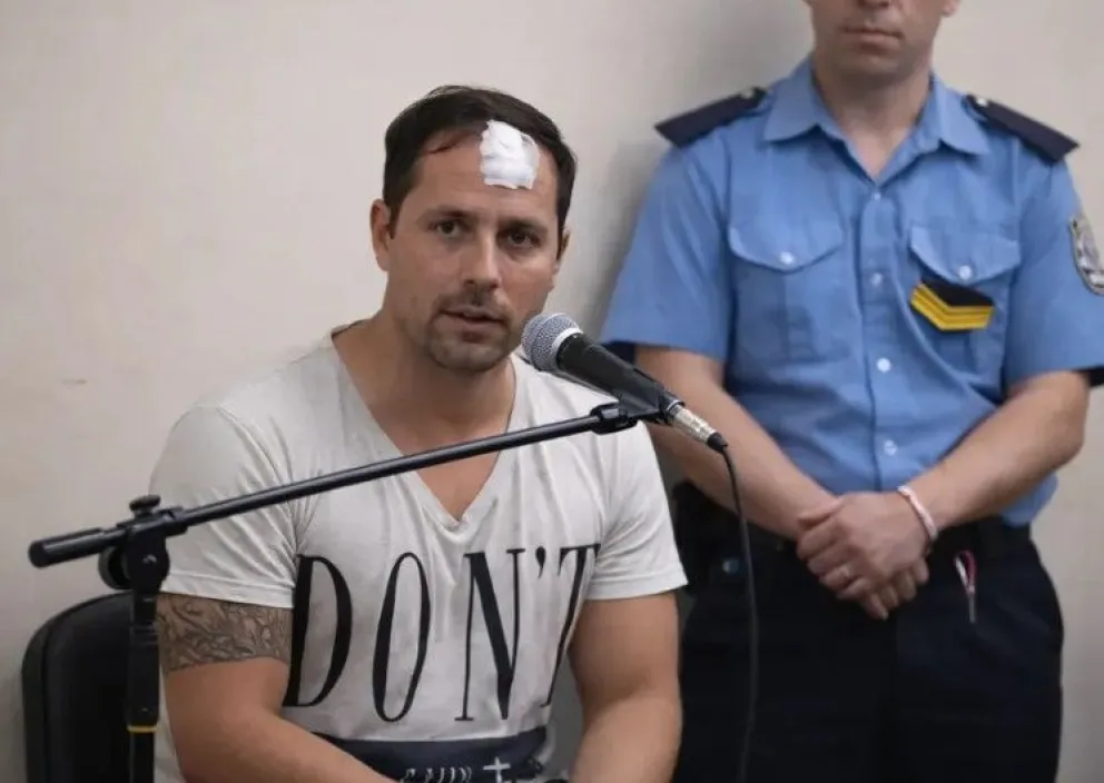 Enzo Aráoz estuvo en la audiencia en su contra, con un apósito en su cabeza.