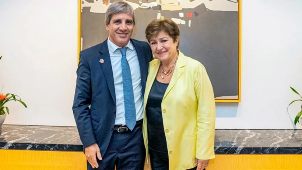 El ministro de Economía, Luis Caputo, y la titular del FMI, Kristalina Georgieva, en una reunión pasada.