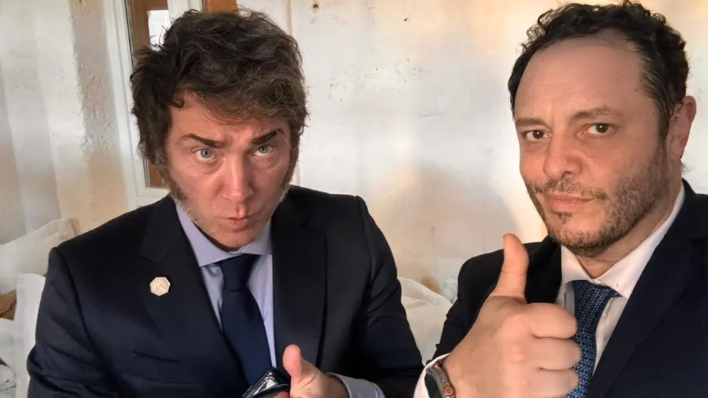 El presidente Javier Milei, y el exfuncionario Demian Reidel.
