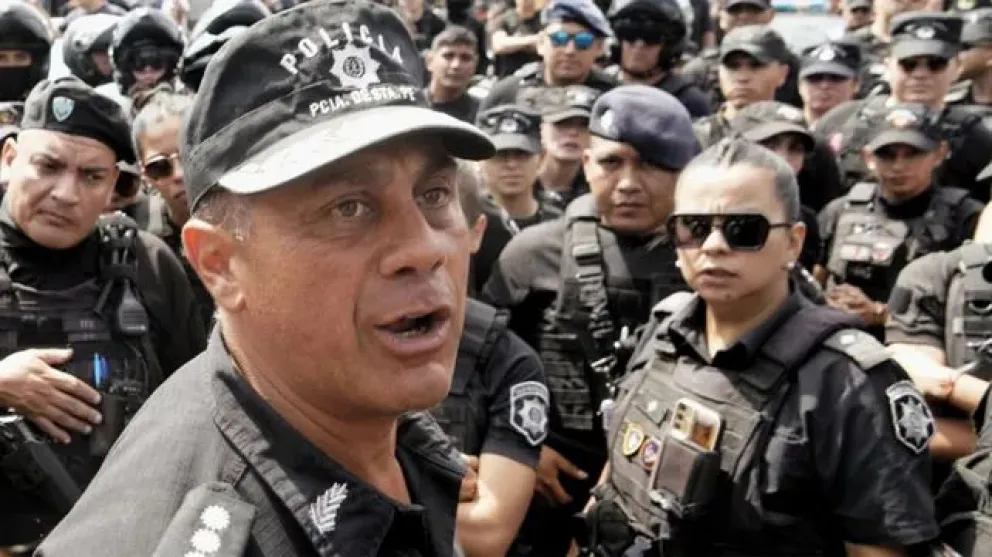 Luis Maldonado, el jefe de la Policía de Santa Fe, quien duramente increpado por sus subordinados.