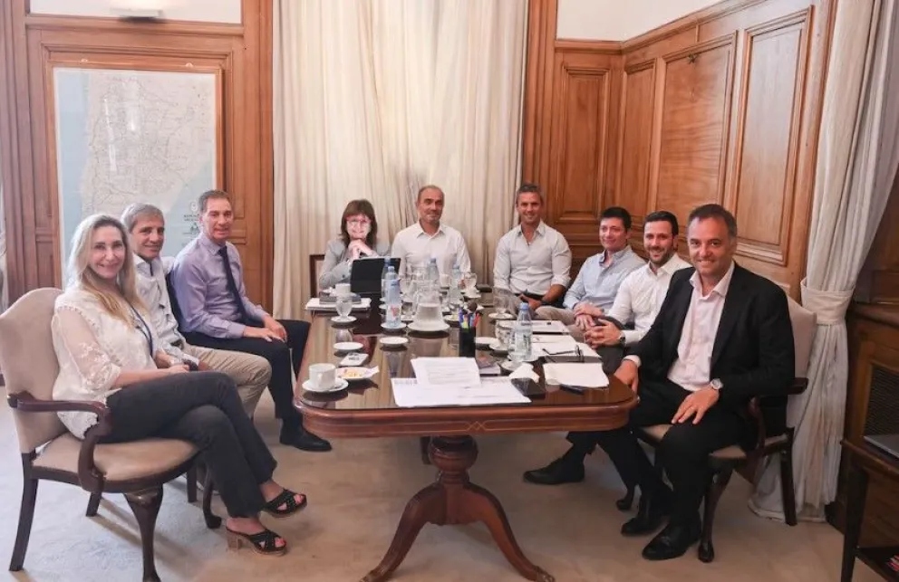 La mesa política del Gobierno se encuentra en el Senado para evitar sorpresas.