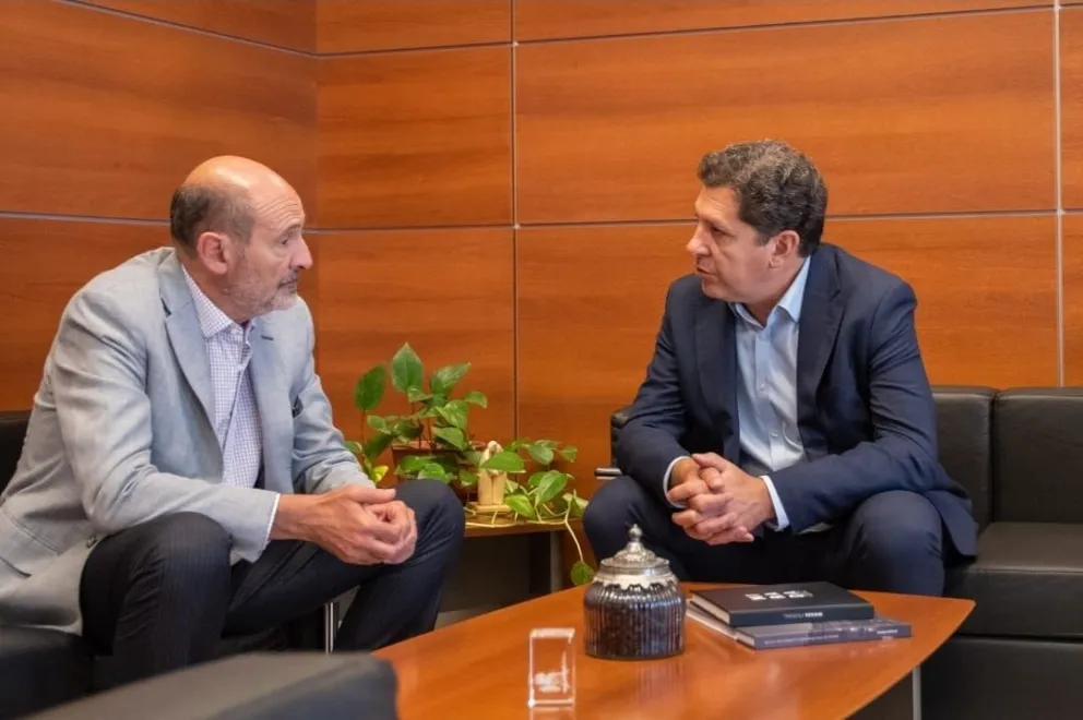 El Ministro de Producción, Trabajo e Innovación de San Juan, Gustavo Fernández (a la derecha), y el Ministro de Producción de Mendoza, Rodolfo Vargas Arizu.