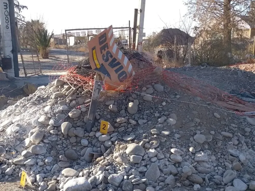 En agosto de 2022, un motociclista perdió la vida tras chocar con un montículo de tierra en La Bebida, Rivadavia.