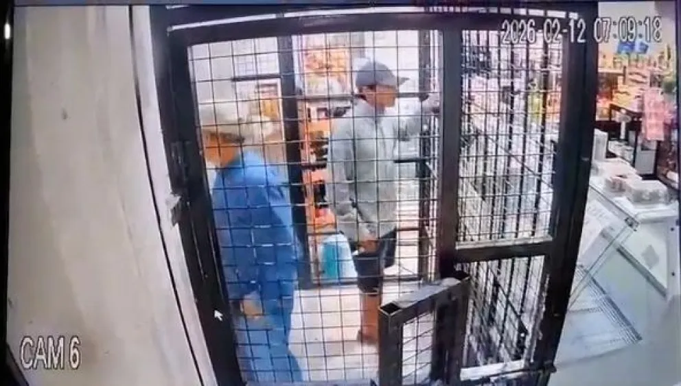 El delincuente de bermuda, buzo gris y gorra.