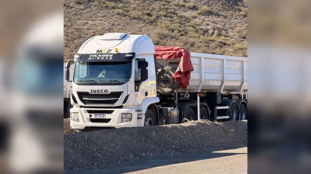 Así fue el trslado de camiones este lunes. 