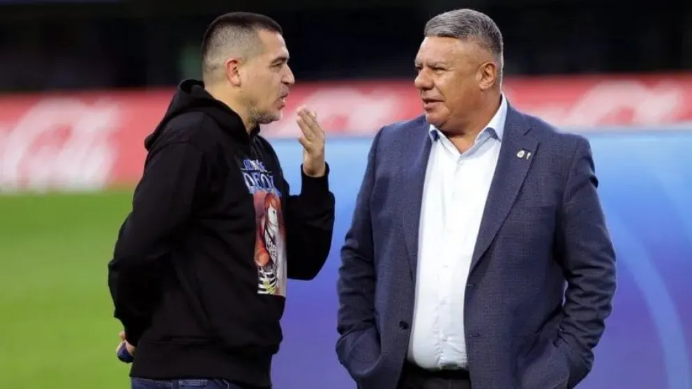 Juan Román Riquelme y Claudio Tapia, en la Bombonera.