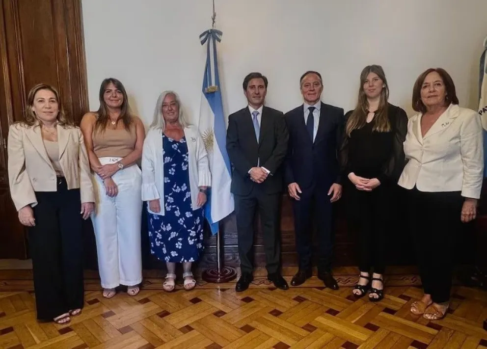 Los integrantes del flamante interbloque "Impulso País" de la Cámara alta. Son siete senadores entre el PRO, Provincias Unidas y dos silvestres provinciales.