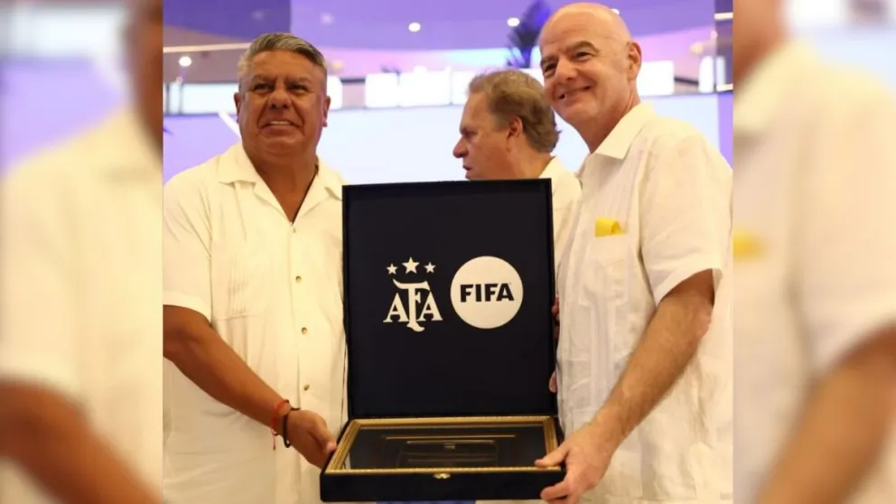 Chiqui Tapia, junto al presidente de la FIFA, Gianni Infantino, en Barranquilla, Colombia.