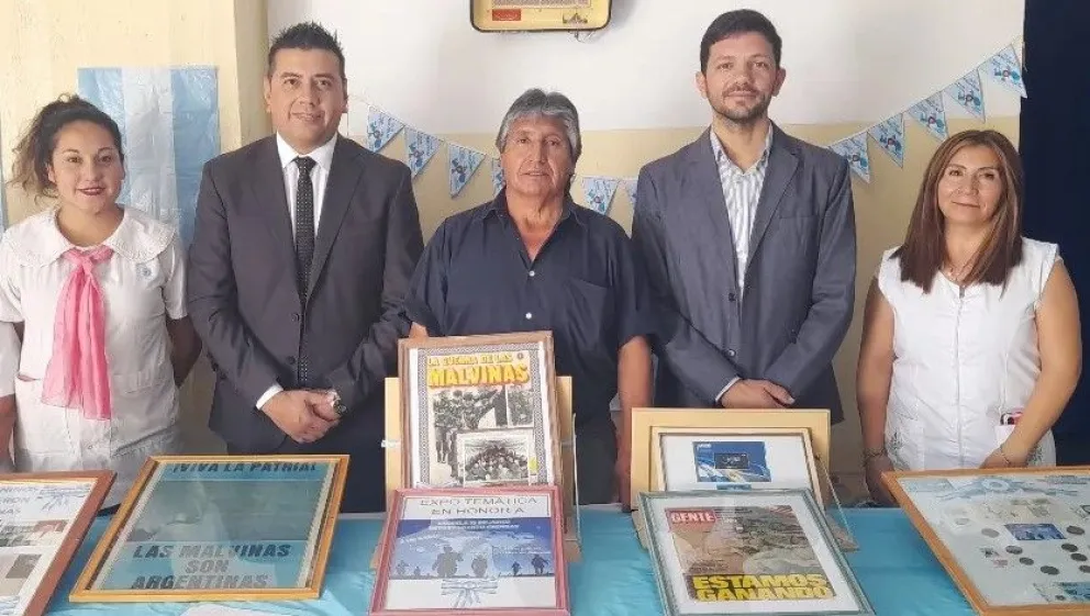 Reacción. Luciano Cano, segundo desde la derecha, comparte actividades con el orreguista Eduardo Núñez, segundo desde la izquierda. Ambos, junto a María Arredondo, se levantaron de la sesión y pidieron la nulidad.