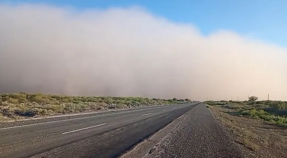 Una panorámica de una zona de Pocito con la llegada del viento.