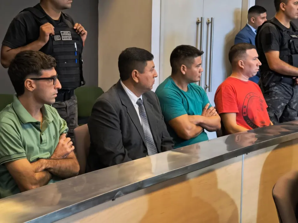 De izquierda a derecha los policías acusados: Barbeito, Puca, Altamirano y Vega. Foto 0264Noticias.