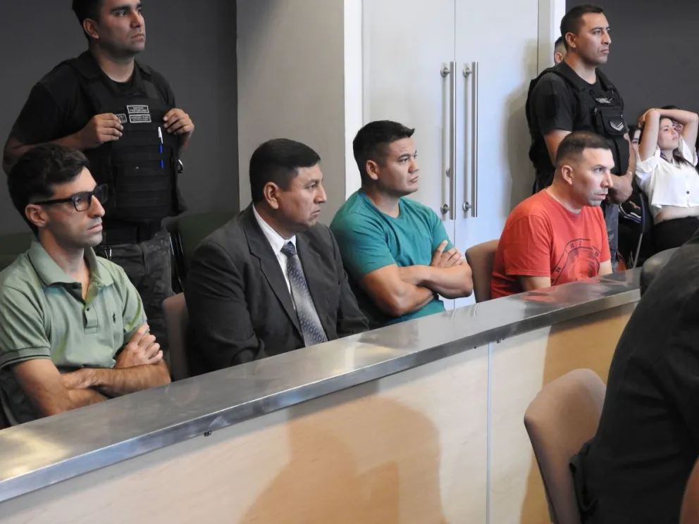 De izquierda a derecha los policías acusados: Barbeito, Puca, Altamirano y Vega. Foto 0264Noticias.