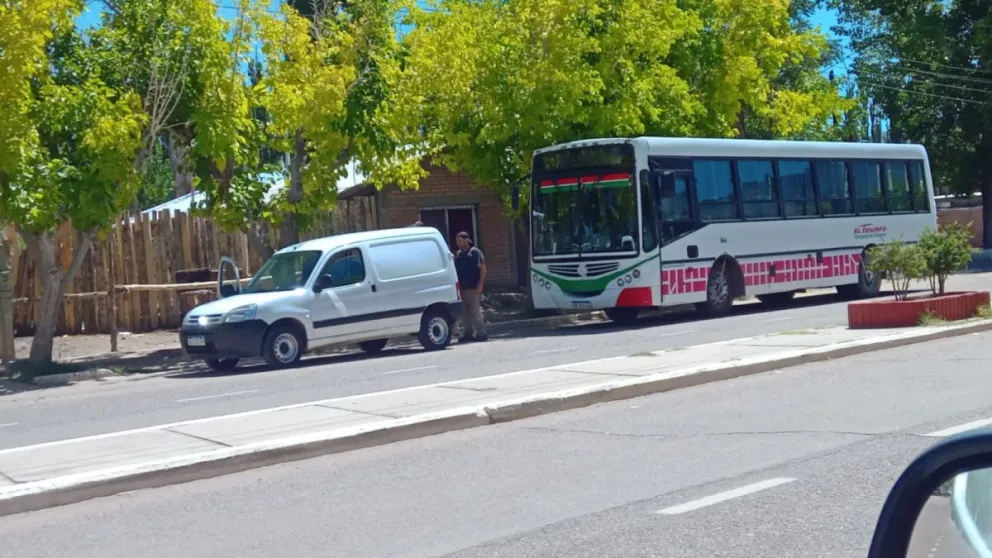 El colectivo que debía transportar a los pasajeros hasta Villa Nueva, en Calingata, quedó parado esta jornada por fallas mecánicas.