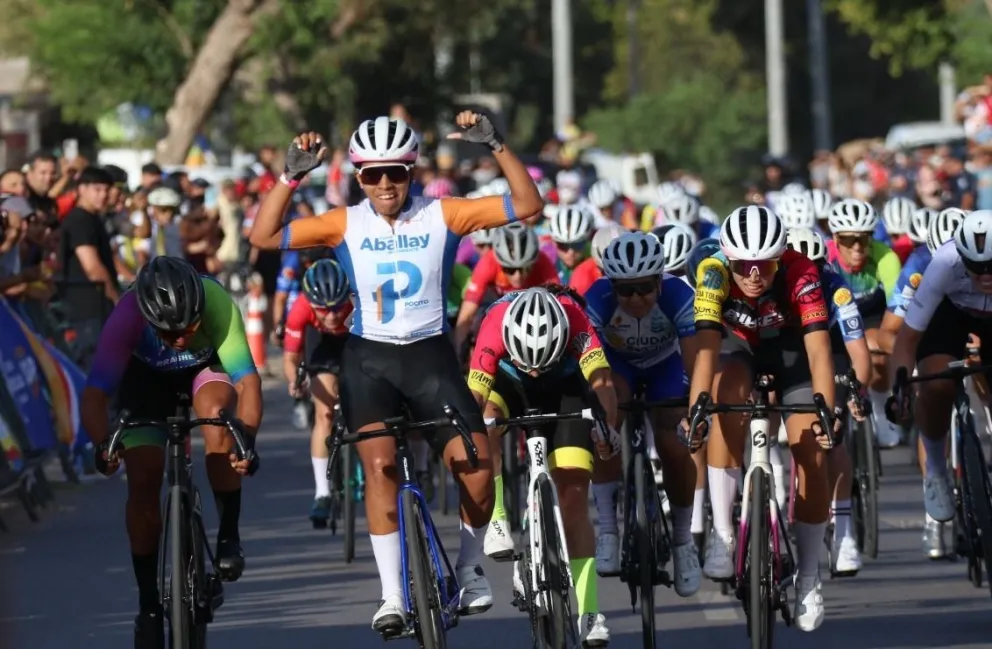Maribel Aguirre celebra tras ganar la primera etapa de la competencia, en Santa Lucía.