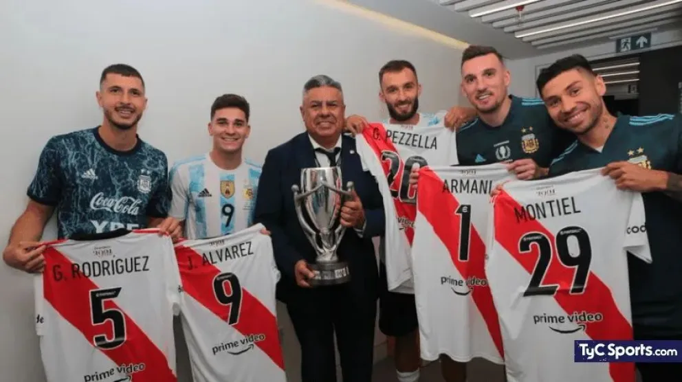 Chiqui Tapia junto a los jugadores que entonces estaban en River, tras la Finalissima del 2022.
