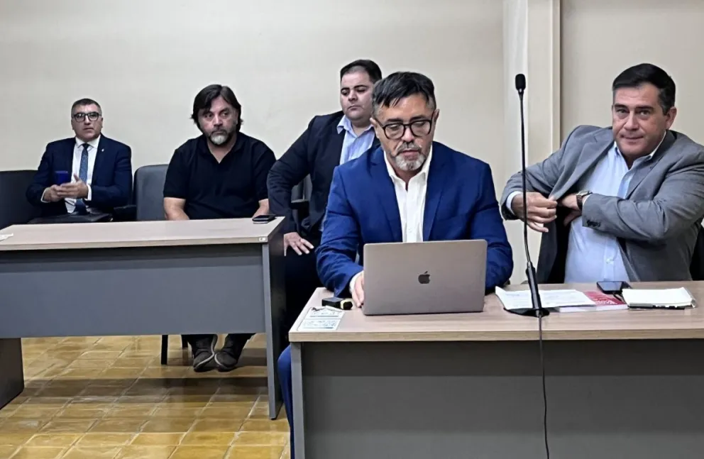 Andrés Olivera (a la izquierda de la foto) y el intendente de Angaco, José Castro (a la derecha) en la audiencia que se dio en Tribunales. 