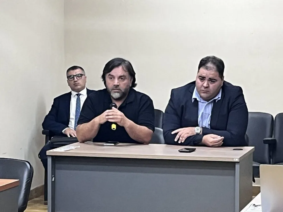 El presidente del Concejo Deliberante, Alberto de los Ríos (al centro de la imagen), había denunciado al fiscal Francisco Nicolía y al concejal Andrés Olivera (al fondo de la foto)