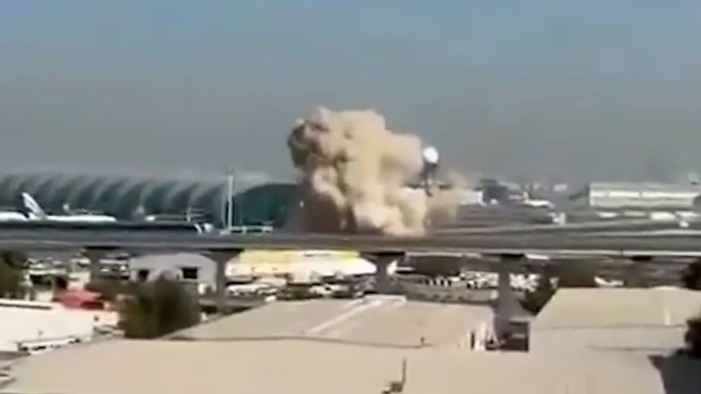 Una gran explosión con humo y escombros se ve en el Aeropuerto Internacional de Dubái tras un presunto ataque de dron atribuido a Irán. (Captura de video)