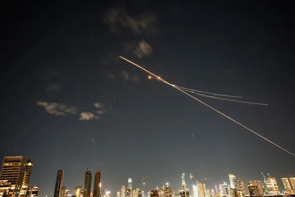 Las autoridades saudíes confirmaron la interceptación de varios proyectiles lanzados contra objetivos estratégicos dentro del reino.