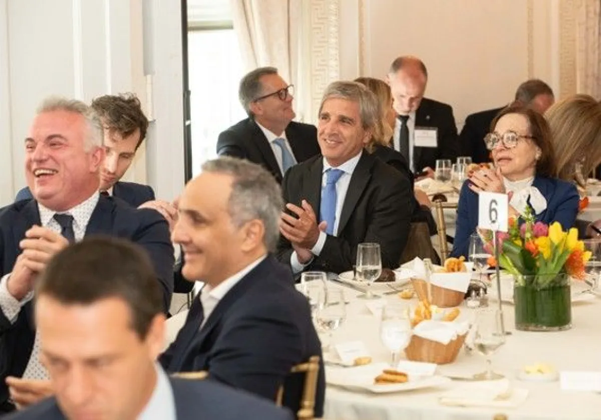 Fuerte movida de Los Azules en medio de la disputa por la línea eléctrica que Nación otorgó a Vicuña: encuentro con Caputo en Nueva York y pedido de “desarrollo integral” de la minería