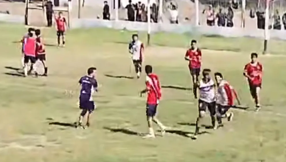 Foto captura de video, momento de los incidentes entre el partido entre Peñarol y Juventud Zondina.