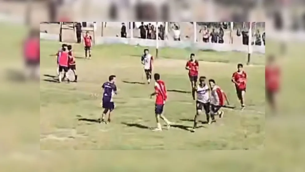 Foto captura de video, momento de los incidentes entre el partido entre Peñarol y Juventud Zondina.
