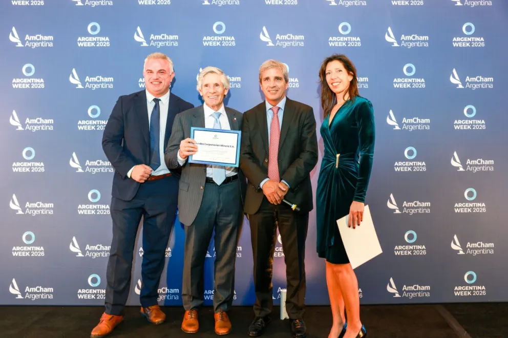 Rob McEwen, presidente de McEwen Copper, y Michael Meding, vicepresidente y gerente general del Los Azules, recibiendo la mención especial de manos de Luis Caputo, ministro de Economía de la Nación.