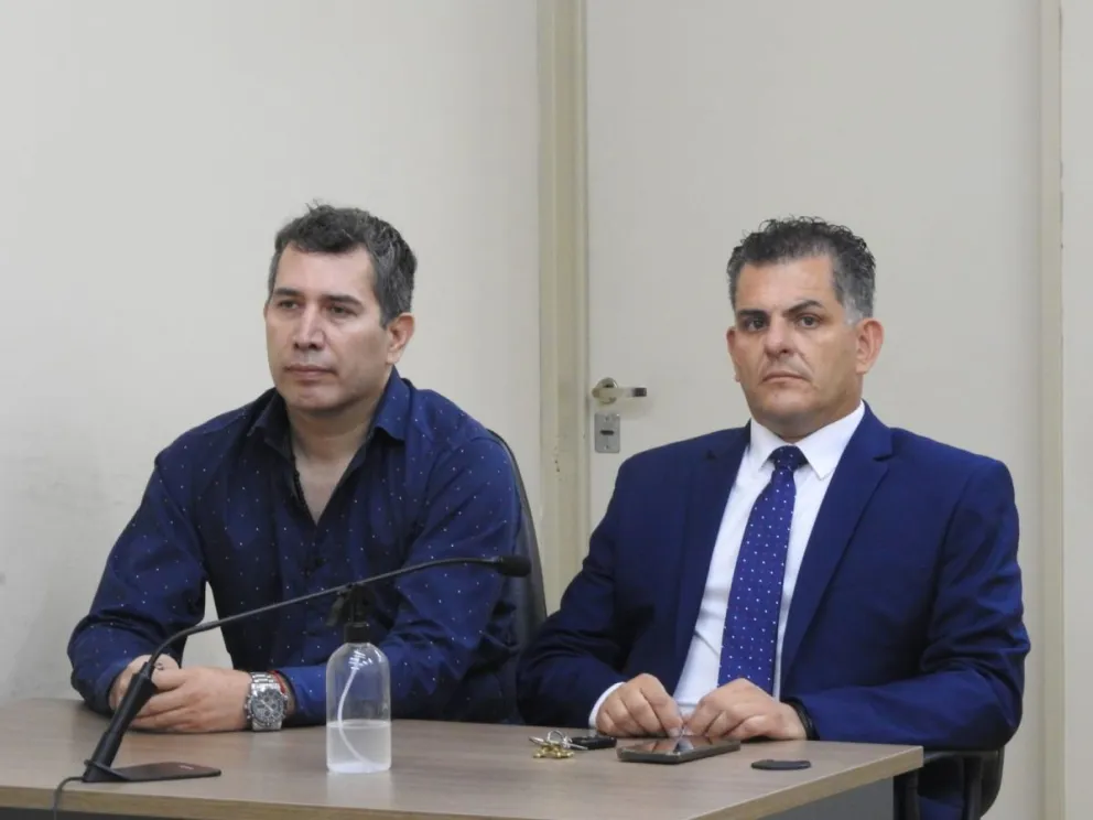 De izquierda a derecha: César Oscar Coria (profesor condenado por abusar de dos alumnas) junto al abogado Gabriel Silvia. Foto 0264Noticias.