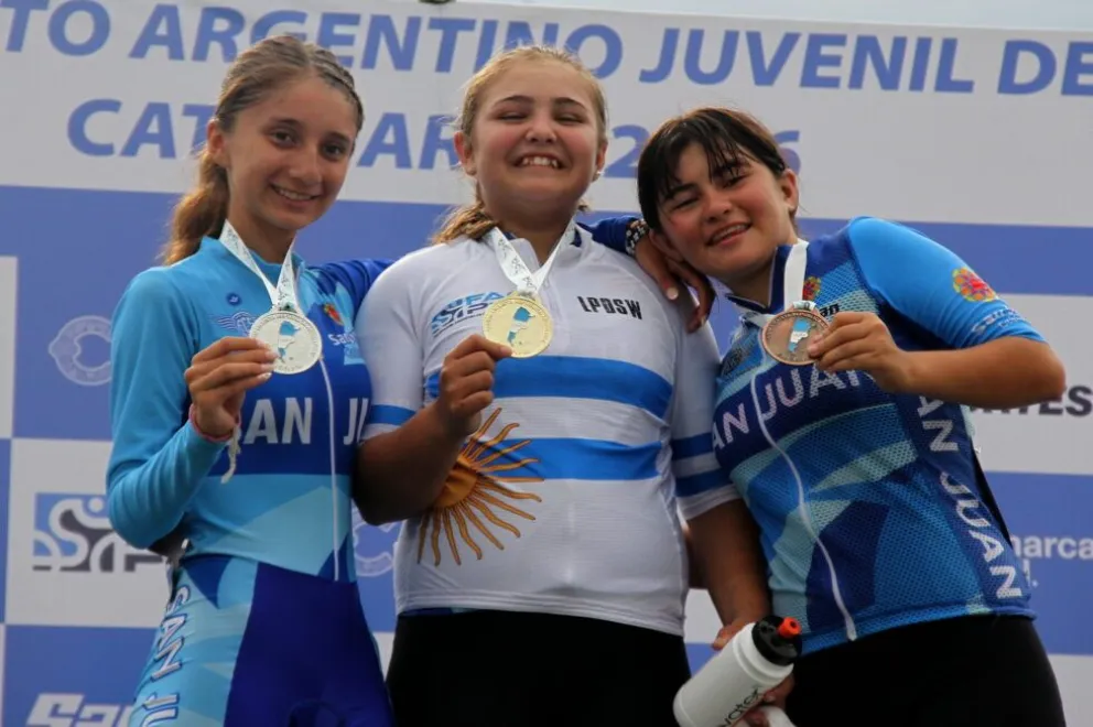 Podio sanjuanino en el segundo día de competencia. Kendra Cañada Moreno (medio) se quedó con la medalla de oro; la acompañaron Tiziana Castro Páez, que finalizó segunda, e Yendri Guzmán Moreno, que se ubicó tercera.