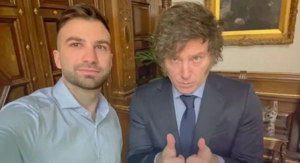 La selfie de Novelli con Milei para promocionar Tech Forum.