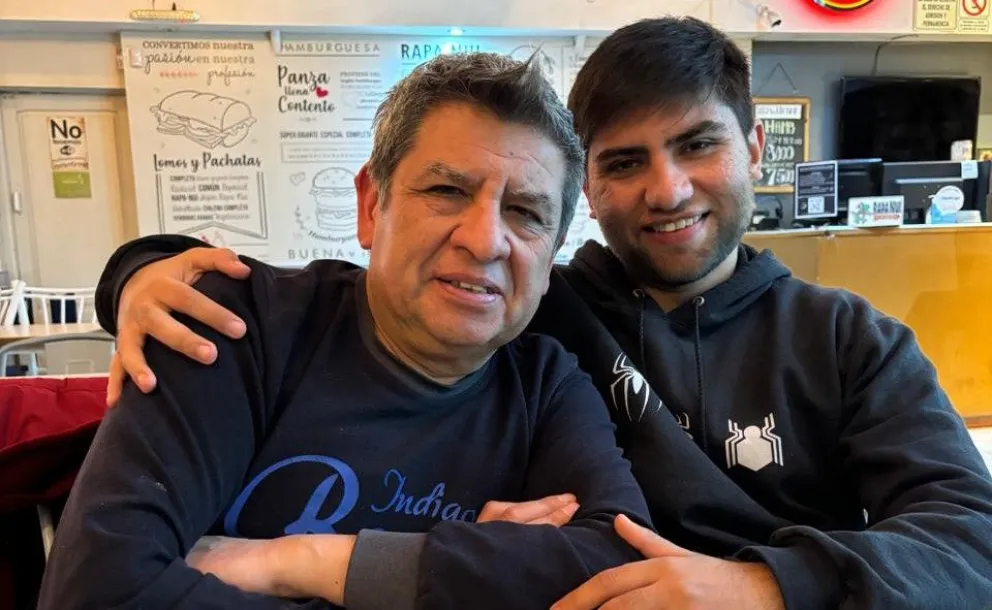 Lucas junto a su padre. 