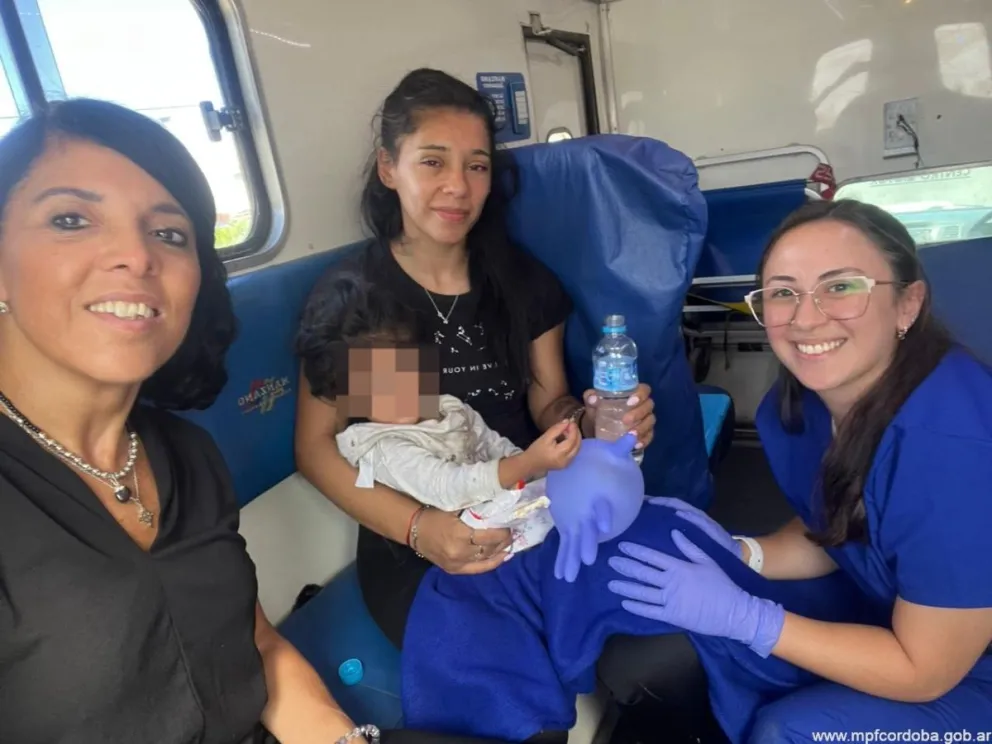 Esmeralda en brazos de su mamá tras ser encontrada.