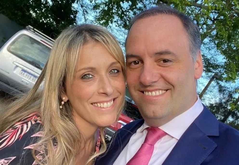 Manuel Adorni, junto a su esposa.