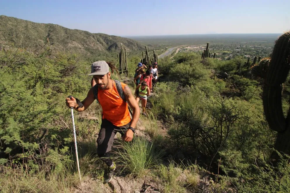 Turista haciendo trekking en Valle Fértil.