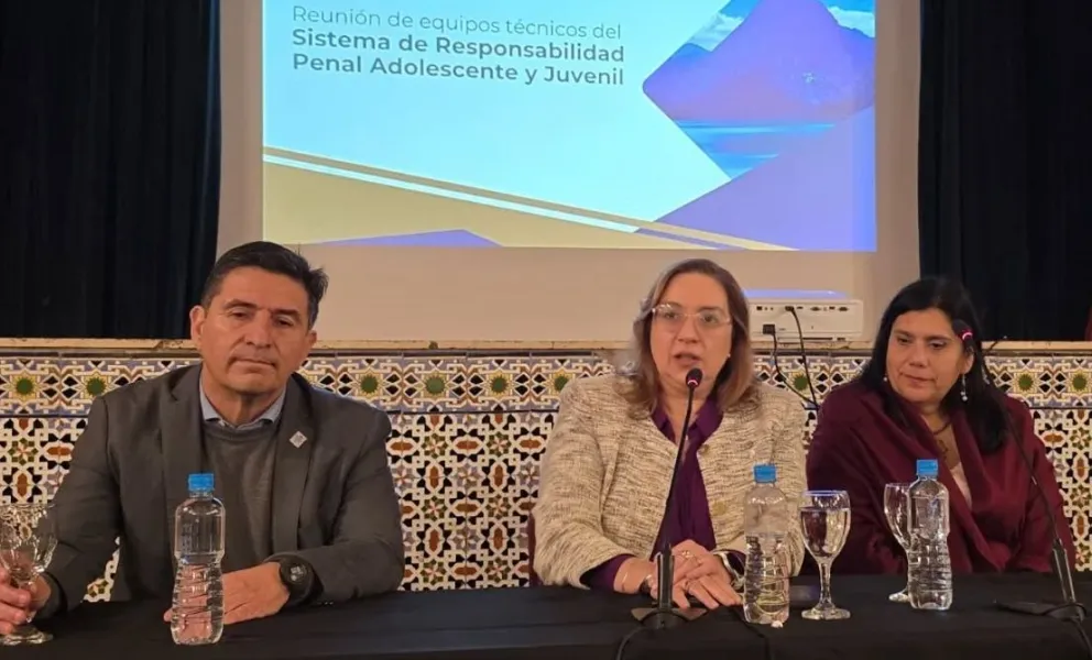 Escenario. Los jueces penales de Niñez y Adolescencia, Jorge Toro y María Julia Camus. Al centro, la ministra de la Corte, Adriana García Nieto. En su última gestión, impulsó el sistema acusatorio en el Régimen Penal Juvenil.
