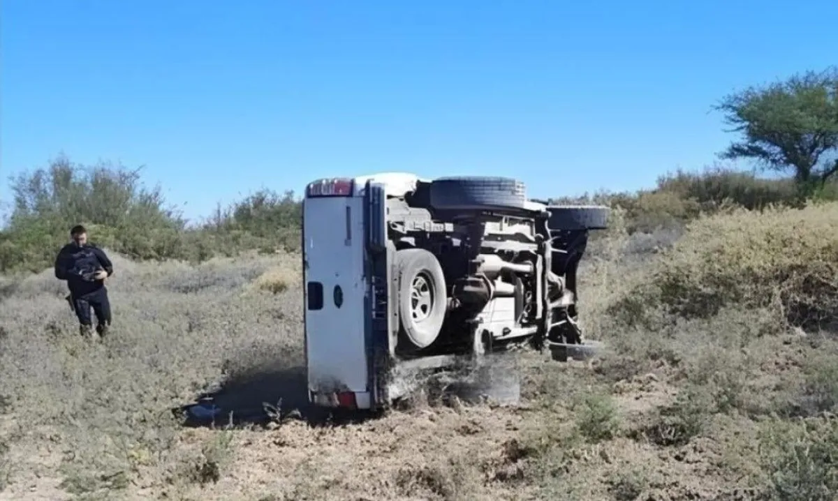 Cinco personas se salvaron de milagro en Angaco, tras volcar la ...