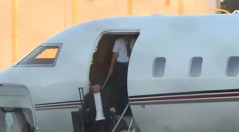 Messi viajando de su avión en nuestro país.