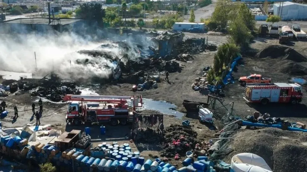 El impactante incendio que se originó el fin de semana en la empresa ECO San Juan S.A. en el Parque Industrial, en Chimbas.