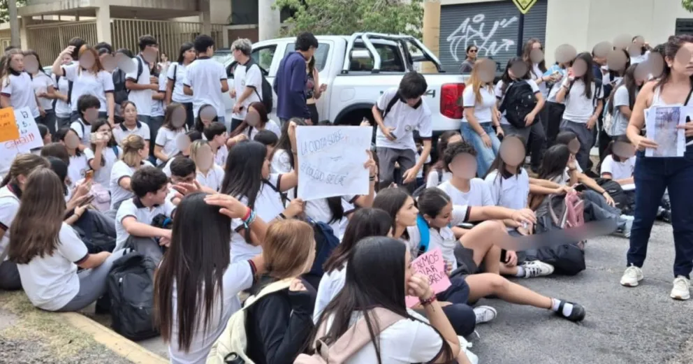 La protesta de los alumnos de la secundaria pasado el mediodía.