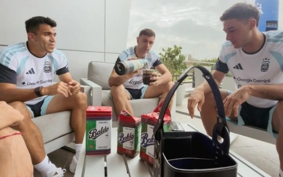 Jugadores de la Selección Argentina, entre ellos el Dibu Martinez, promocionando la yerba brasilera.