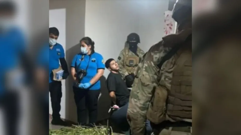 Uno de los sujetos capturados esta tarde en el barrio Manantiales.