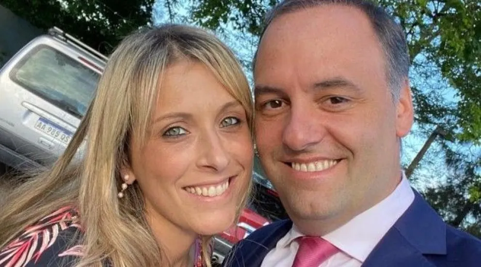 Manuel Adorni, junto a su esposa.