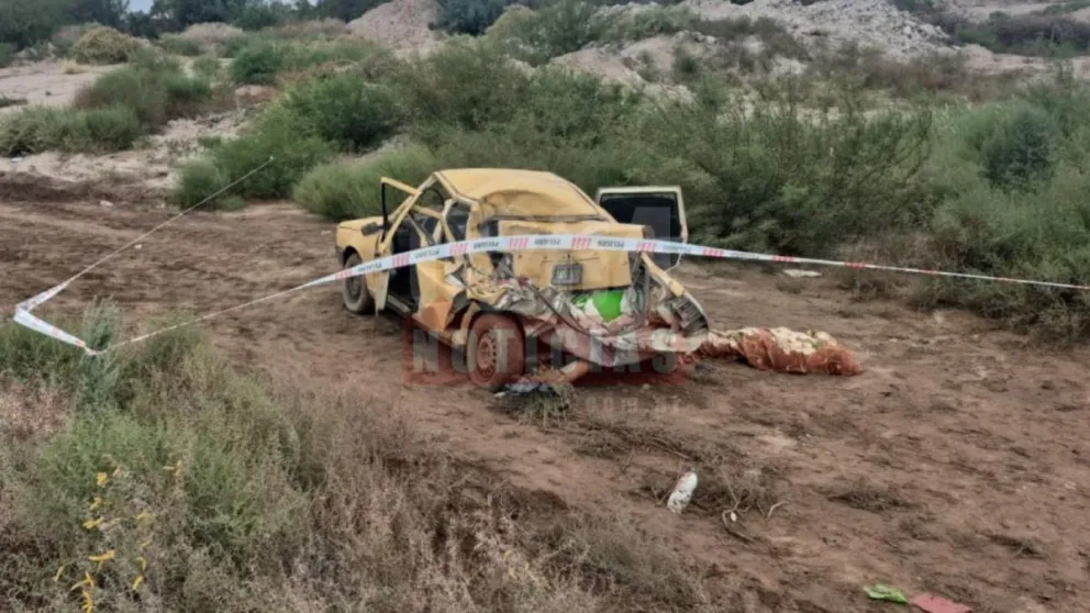 El automóvil en que viajaba la mujer de 69 que falleció quedó destrozado.