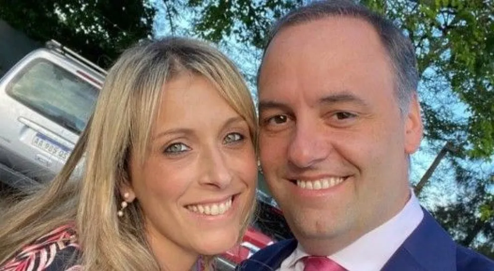 Adorni, junto a su mujer, Julieta Bettina Angeletti.