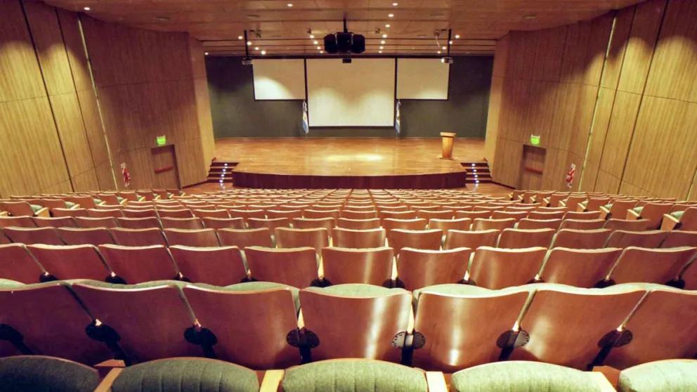 El Auditorio Eloy Camus, en el Centro Cívico, donde votarán los residentes peruanos en San Juan este domingo.